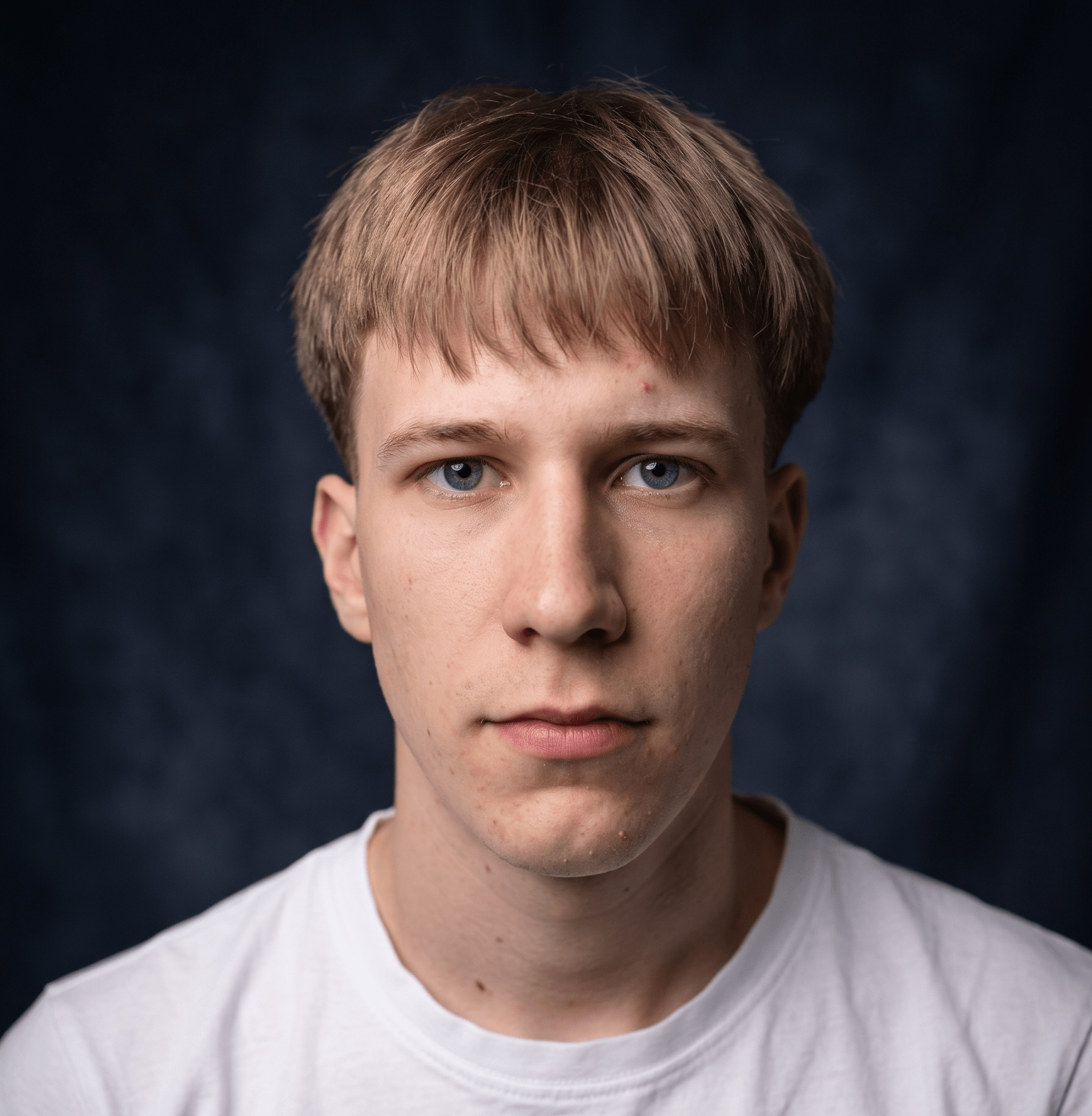 Portrétní fotografie Vojty Chmelíka, specialisty z NexWeb